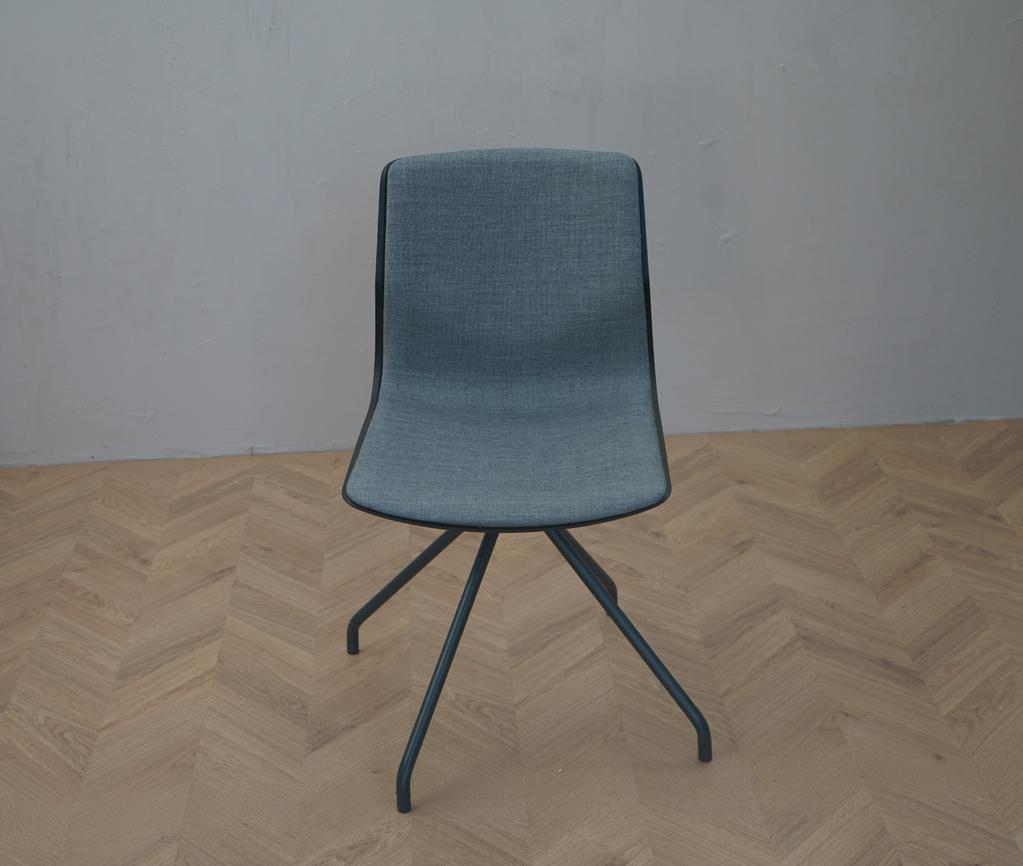 Frontbillede af Four Design polstret stol i grå og sort med drejestel og ergonomisk V-formet ryglæn.